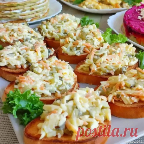 Бутерброды с сырным салатом батон;сыр 200 гр;морковь сырая 1 шт;маринованые огурцы 2-3 шт;чеснок 2 зубчика;майонез.Куски батона смазать растительным маслом и поджарить на сухой сковороде с одной стороны.Морковь и сыр натереть на терке.Соединить ингредиенты и нанести на поджаренные куски.
