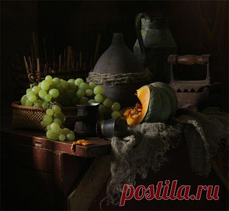 photo: Натюрморт с кусочком тыквы и виноградом. | photographer: Ира Быкова | WWW.PHOTODOM.COM