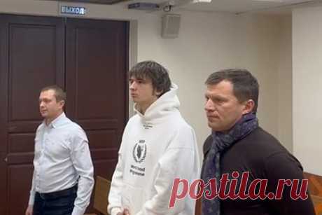 Адвокат пришедшего голым на вечеринку Ивлеевой рэпера заявил об обмане полицией. Адвокат российского рэп-исполнителя Vacio (настоящее имя — Николай Васильев), которого арестовали за появление на вечеринке блогерши и ведущей Анастасии Ивлеевой голым, заявил, что его подзащитного обманули полицейские. По словам юриста, правоохранительные органы дали Vacio обещание.