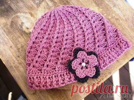 ШАПКА ЕРМОЛКА КРЮЧКОМ,
описание: https://nash-diy.ru/vjazanie-aksessuary/golovnye-ubory-letnie/10-shapka-ermolka-krjuchkom.html