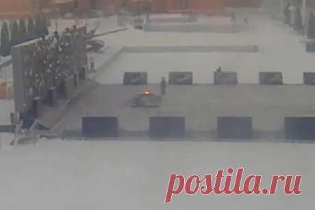 Установлены личности потушивших Вечный огонь российских подростков. Сотрудники правоохранительных органов установили личности подростков, потушивших пламя Вечного огня на площади Памяти Героев в Норильске. Ими оказались школьники 10 и 11 лет. Все произошло 19 ноября. Двое несовершеннолетних, находясь на мемориальном комплексе «Вечный огонь», потушили огонь и убежали.