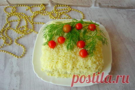 Новогодний слоеный салат с кальмарами, картофелем и оливками, рецепт с фото и видео — Вкусо.ру