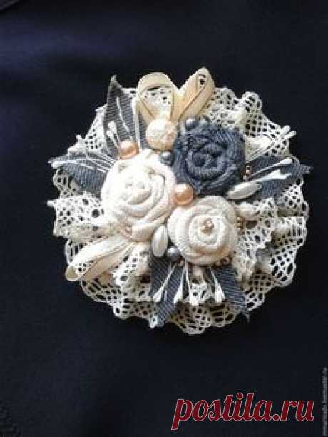 Купить или заказать Брошь бохо 'Джинсовая 4' в интернет-магазине на Ярмарке Мастеров. Брошь 'Джинсовая 4' выполнена в стиле бохо. В работе использовались: лен, хлопковое кружево, бисер, бусины натурального кварца, бусины под жемчуг. Данное украшение хорошо сочетается с джинсовой одеждой, трикотажем, льном, хлопком, валяными вещами. Нежная, романтичная брошь, подчеркнет вашу индивидуальность. Это замечательный подарок! Брошки бохо оценят даже самые привередливые модницы, особен...