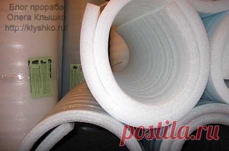 Что такое вспененный полиэтилен
Ведь известно, какими замечательными свойствами обладает привычный для каждого воздух как теплоизолятор. Поэтому и полиэтилен прошедший процедуру вспенивания наделен высокими теплоизолирующими свойствами.
Однако пенополиэтилен по праву может считаться изолятором универсальным, поскольку помимо отличной способности к теплосбережению, он превосходно поглощает посторонние шумы.