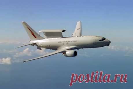 В США назвали преимущество нового «летающего радара». Самолет дальнего радиолокационного обнаружения и управления (ДРЛОиУ) Boeing E-7A, который заменит в Военно-воздушных силах (ВВС) США «летающий радар» Boeing E-3 Sentry, сможет непрерывно наблюдать за несколькими целями, пишет Defense News. Радар самолета можно фиксировать на цели.