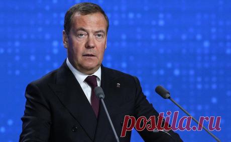 Медведев заявил, что Украина лишилась почти всех источников дохода. Украина столкнулась с опустошением казны, у нее почти не осталось источников дохода, поэтому власти Киева стремятся вернуть Донбасс, народ которого они считают на самом деле чуждым.