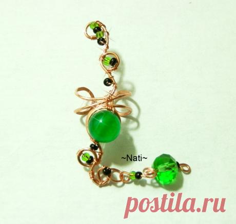 Ещё один зелёный кафф из моей коллекции! Украшение выполнено из медной проволоки немецкого качества. Для создания этого каффа я использовала натуральный хризолита и чешский бисер. Узнать более подробно о моём творчестве можно тут: https://vk.com/vazanie_ot_nati