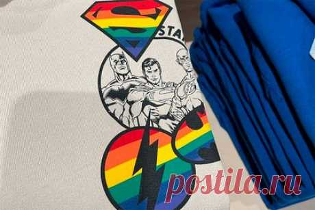 В российском магазине обнаружили одежду с запрещенной символикой ЛГБТ. Российский адвокат Андрей Баев обнаружил в магазине бренда Benetton, расположенном в Ростове-на-Дону, одежду с символикой ЛГБТ. Общественный деятель поделился кадром, на котором запечатлена толстовка с изображением супергероев DC на фоне радужных кругов. Баев разглядел в этом принте флаг ЛГБТ-сообщества.