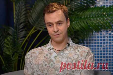 Звезда КВН опроверг популярный стереотип о телеигре. Стендап-комик, бывший участник КВН Иван Абрамов прокомментировал мнение о том, что «Клуб веселых и находчивых» стал хуже и потерял своего зрителя. Ранее юморист также назвал самые раздражавшие его в телеигре вещи. В частности, Абрамов заявил, что в КВН ему не нравился сложный процесс одобрения шутки.