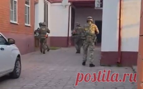 ФСБ раскрыла хищение из Соцфонда на ₽1 млрд. Злоумышленники получали поддельные документы из Европы, на их основании назначались пенсии и соцвыплаты. Схема действовала в субъектах СКФО и ЮФО, в частности в Ингушетии, с 2019 по 2022 год