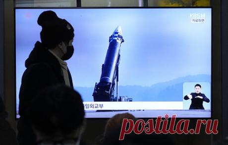 В Японии заявили, что КНДР осуществила запуск межконтинентальной баллистической ракеты. Замглавы Минобороны Японии Тосиро Ино ранее сообщил, что она могла упасть в 200 км к западу от Хоккайдо