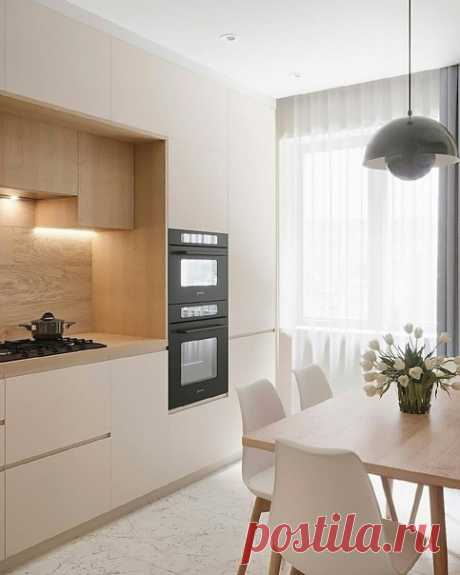 Светлая кухня. Решили отказаться от цвета в кухне, максимум допустили цвет дерева! И сделали черные акценты на технику и люстру.