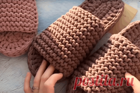 Шикарные тапочки с двойной подошвой из трикотажной пряжи Тапочки – есть почти в каждом доме. Приятно вернуться с работы и переобуться во что-то мягкое и удобное. Отличным вариантом могут стать вязаные тапочки.