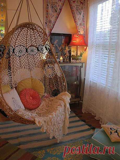 Подвесные кресла для необычного интереьера
При помощи подвесных кресел можно подчеркнуть необычный интерьер. Они уместны как при обустройстве балкона, беседки или загородного дома, так и при создании уютного уголка в обычной жилой комнате.