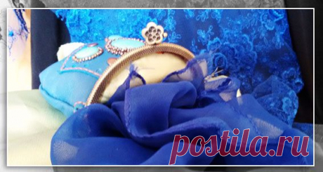 Такой вот получился кошелёчек) Материал - натуральная кожа турецкого производства. Подкладка (внутренняя часть кошелёчка) - креп-атлас цвета свежей травки. Камушки - бирюза, отстрочка - шелковая нить, рыжего цвета, двойной скрутки (прочно и надёжно!). Одевается на руку. Длина (высота) сумочки - 14 см., ширина (в самом широком месте, середина) - 14 см. 
Эксклюзивная работа ждёт свою хозяйку! Стоимость готовой работы (именно этого кошелька) - 3000 тг.