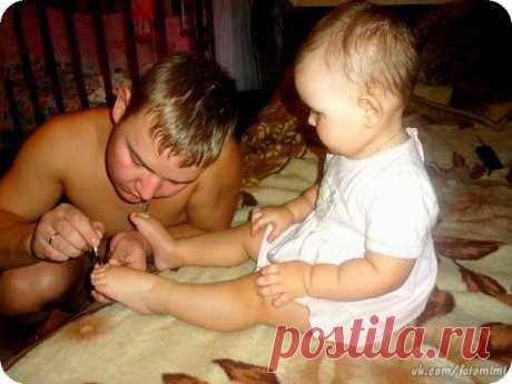 -Пап, ты только красиво крась, мне завтра Мишку в садике наповал сразить надо !!!