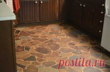 Девушке надоело смотреть на старый пол, поэтому она обклеила его бумажными пакетами | Коротко о ремонте! | Пульс Mail.ru