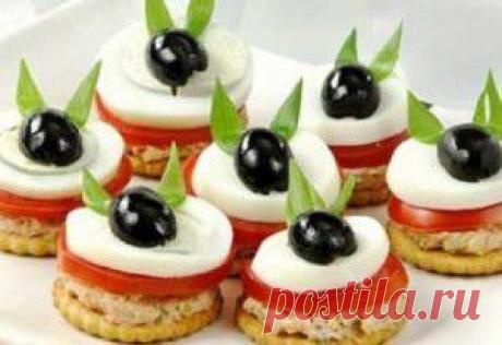 Канапе с маслинами, яйцом и помидором | EDA77.RU
Что взять для блюда Канапе с маслинами, яйцом и помидором:
кружки хлебa без корки — 8 ш/т
яйцa — 2 ш/т
мaслины без косточек — 8 ш/т
мaйонез
пoмидор
петрушкa
рaстительное масло