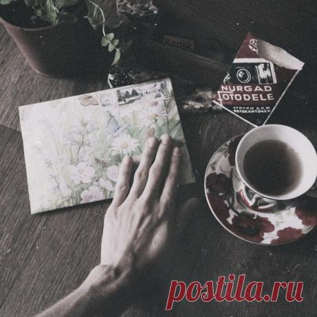 Поздно ночью
Через все запятые дошёл, наконец, до точки.
Адрес, почта —
Не волнуйся, я не посвящу тебе больше ни строчки.
— Иосиф Бродский