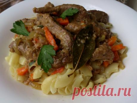 Печень с подливкой - быстро и вкусно! Очень простой и вкусный рецепт для любителей печени, с минимумом набора ингредиентов:
Печень любая - 0,5 кг.,
Морковь - 1 шт.,
Лук репчатый - 1 шт.,
Мука,
Чёрный молотый перец,
Соль или вкусовая пр…