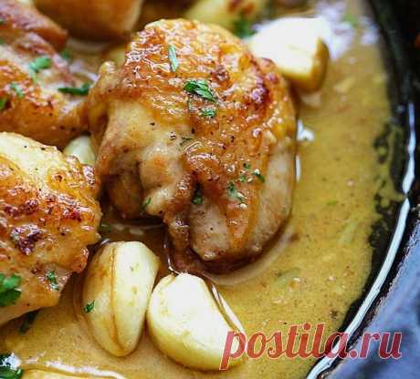 Нежные с хрустящей корочкой куриные бедрышки в сливочно-чесночном соусе