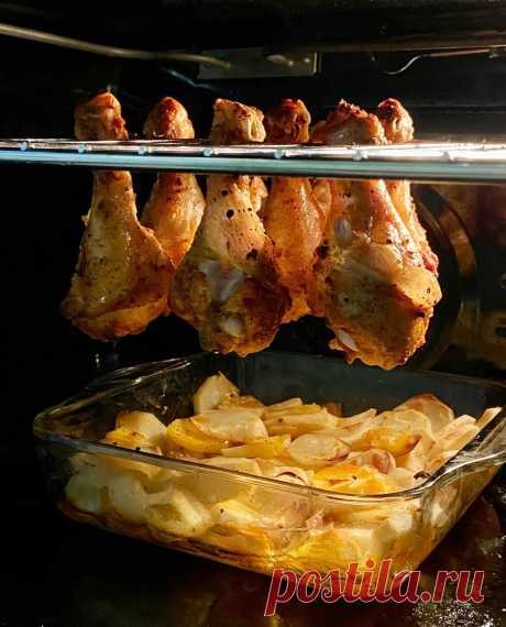 Куриные ножки на решетке в духовке с картошкой - необычный способ приготовления, вкуснейший результат В большинстве случаев хозяйки запекают курицу в перемешку с картошкой или в пакете для запекания. При таком способе курица получится больше вареная или даже разваренная. Всем знаком этот вкус. Но стоит взять те же ингредиенты и приготовить по иному, как результат меняется почти кардинально. Если