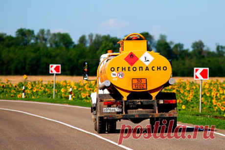 Российские власти поставили ультиматум ценам на бензин. Российские власти выступили с ультимативными заявлениями из-за ситуации на рынке бензина, где оптовые цены несколько дней подряд обновляли абсолютные максимумы. Минэнерго будет следить до 30 июля за стоимостью топлива, чтобы принять решение по поводу возможного запрета его экспорта.