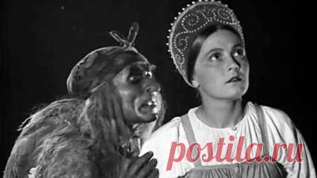 Тени в танце языческом бликами мчаться по кругу..Ведьмы профиль зловещий коварно двоился на стенах...А она издавая гортанные странные звуки,кочергой в очаге ворошила сухое полено...(волшебная страна книг)