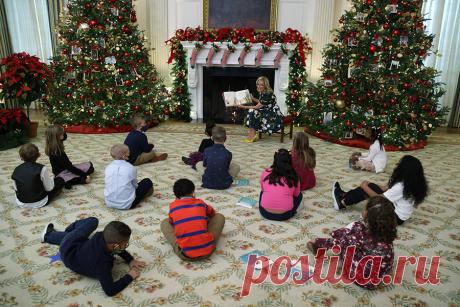 «Облезлая красавица»: что говорят лондонцы о елке в центре города. В центре Лондона установили рождественскую ель. Однако жители города раскритиковали ее: дерево, не специально выращенное, а привезенное из леса, показалось им недостаточно пушистым. Как хвалят и критикуют ее — в видео РБК