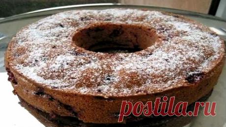 Шоколадный кекс со сливой