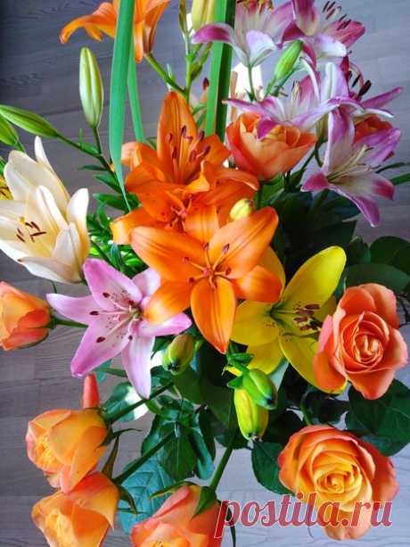 Утро в День Рождения 💝 началось с великолепных лилий и роз! 🎉 🎈