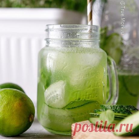 Огуречно-базиликовый лимонад Ингредиенты для концентрата из расчета на 1,5 л газированной воды:Среднего размера огурцы — 3 шт.Зеленый базилик — 1 маленький пучок Сок ½ лимона Сахар — 100 г Вода — 100 мл Базилик — для украшения Огурцы — для...