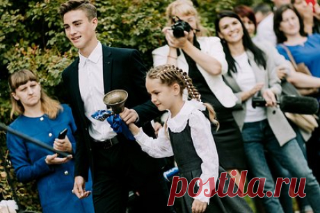 Рекордное число россиян решили не работать 1 сентября. В 2023 году рекордное число россиян решили не работать 1 сентября — отпуск или выходной в День знаний возьмут 34 процента родителей. Еще 18 процентов респондентов собираются отпроситься у работодателя на полдня. И отпросившихся, и тех, кто оформит отгул оказалось больше среди женщин, чем среди мужчин.