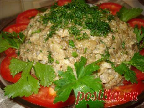 Баклажанный салат с грецкими орехами.