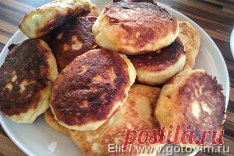 Картофельные пирожки с капустой.
картофель - 1.5-1.7кг;
яйцо – 2 шт.;
капуста - 1 небольшой кочан;
репчатый лук - 1 большая луковица;
соль, перец - по вкусу;
мука - 1.5 стакана;
растительное масло для жарки.