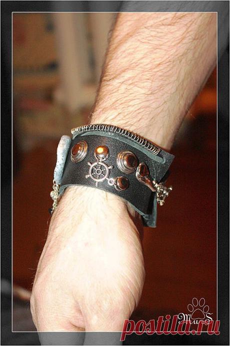 Браслет в стиле стим панк. Материал - кожа натуральная (черная), металлическая фурнитура