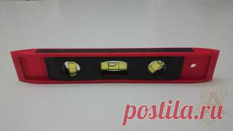 Для работы нужен "ватерпас"(т.е. уровень). Такой инструмент для измерения угла поверхности. Поверхность под заливку эпоксидкой должна быть идеально ровной! Это важно! В противном случае, смола медленно но верно сольется на один край и так останется там навсегда.
Измерять горизонтальность самого стола-бесполезно. Ибо лить смолу вы будете не на стол, а на изделие. По этому измерять горизонтальность будем именно на поверхности самой работы.
Кстати пузырь воздуха в колбе на ва...