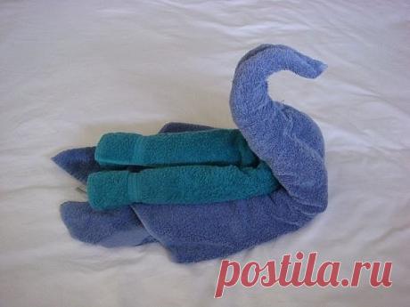 Складываем полотенца в форме лебедя