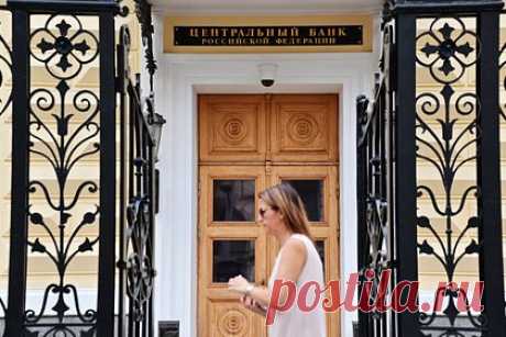 Ключевой ставке предрекли новый рост. Центробанк может повысить ключевую ставку еще на один процент ввиду роста инфляции. Также данное решение может быть продиктовано попыткой стабилизации валютных курсов. Об этом в разговоре с «Лентой.ру» заявил профессор кафедры финансов и банковского дела РАНХиГС, экономист Юрий Юденков.