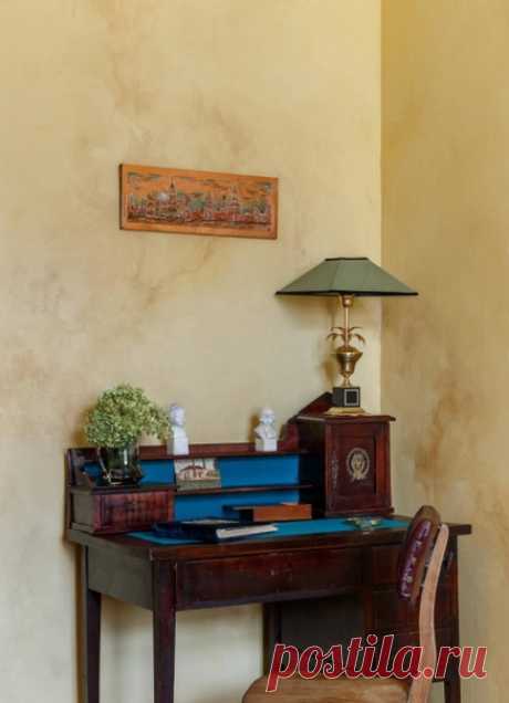 Маленькое рабочее место в стиле фьюжн с отдельно стоящим рабочим столом