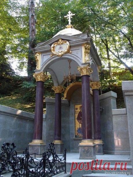 Источник находится в низине, к нему спускаются по длинной лестнице. Над родником установлена часовня во имя иконы «Живоносный источник». | ТАЛЕЖ. СВЯТОЙ ИСТОЧНИК