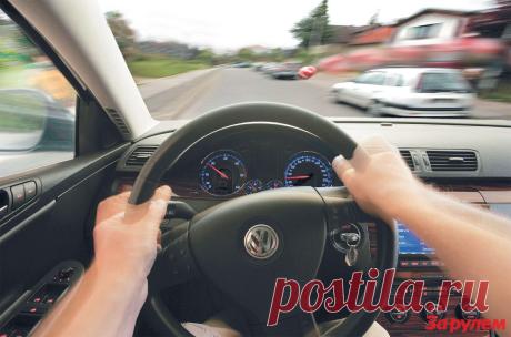 Из-за чего машину при езде может уводить в сторону? | Carmotive Пульс Mail.ru Иногда авто может начать уводить в сторону, несмотря на то, что автомобилист движется по прямой. Достаточно на секунду убрать руки с рулевого колеса, как авто начнет уводить влево или вправо. Из-за...