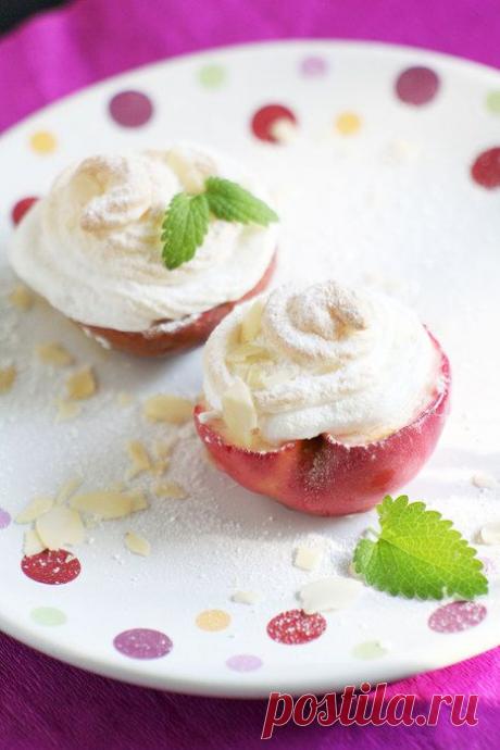 Печеные яблоки с меренгой и медом