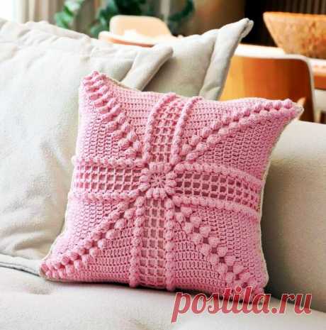 Розовая подушка с объёмным «зефирным» узором впереди и сетчатой бежево-розовой задней частью