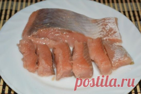 ГОРБУША МАЛОСОЛЬНАЯ «ПОД СЁМГУ»
Рецепт, поверьте очень простой, сказочный! В результате сухая горбуша превращается в нежную, сочную "сёмгу"!
Приготовление:
Нарезаем филе горбуши кусочками.
Готовим солевой раствор с холодной кипячёной водой: на 1 литр воды добавляем 4 — 5 ст.л. соли.
Проверяем готовность рассола опустив в него очищенный картофель, если всплывёт в растворе — готово.
Кладем рыбу на 5-8 минут в раствор, затем вынимаем, промываем и просушиваем слегка салфеткой.
Складываем слоями в