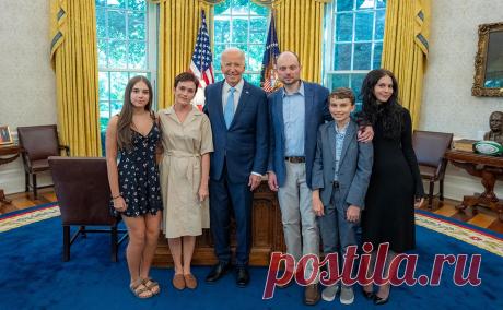 Джо Байден встретился с Владимиром Кара-Мурзой и его семьей в Белом доме. Байден встретился с участником беспрецедентного обмена заключенными между Россией и Западом Владимиром Кара-Мурзой и его семьей