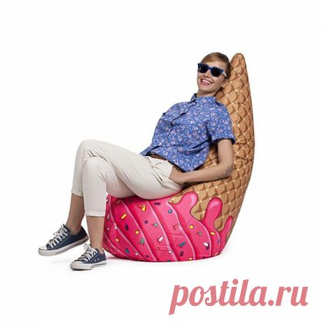 Не играйте с едой! Подборка пуфиков на тему еды — пирожные, мороженое, гамбургеры и картофель фри. Продаются в России, кстати.