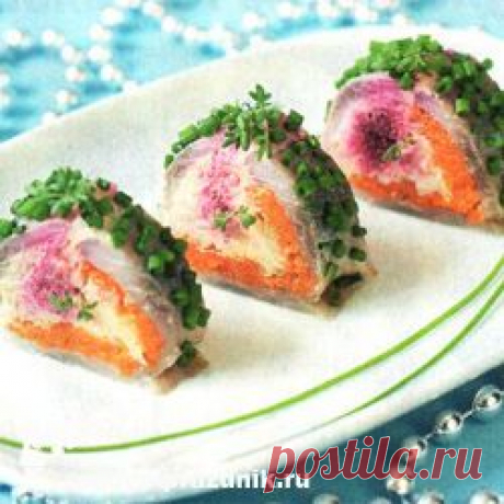Канапе с селедкой. Рулетики «под шубой»
рулетики с сельдьюОчень удобный вариант подачи любимого салата на фуршете. Нам понадобится коврик для роллов, который мы накрываем пищевой пленкой. Теперь слои: измельченный зеленый лук 2 пера, ломтики селедки 100 г, тертая свекла с майонезом (можно заранее смешать) 150 г, тертая морковь с майонезом100 г, рубленные яйца (2 шт.) с майонезом. С помощью пленки делаем плотный рулет, охлаждаем в холодильнике пару часов.
