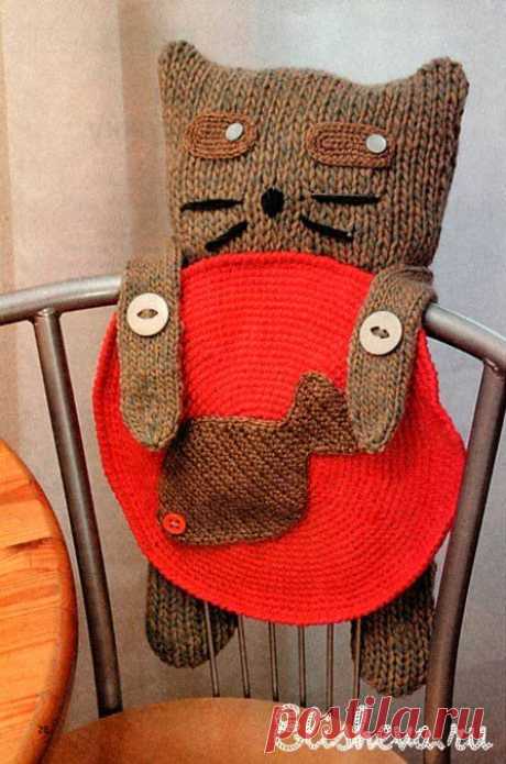 Кот с тарелкой вязаный крючком и спицами