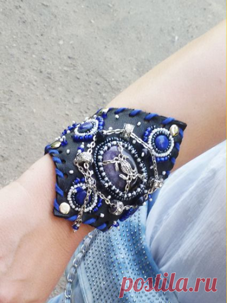 Широкий браслет из натуральной кожи и бисера "На дне морском"